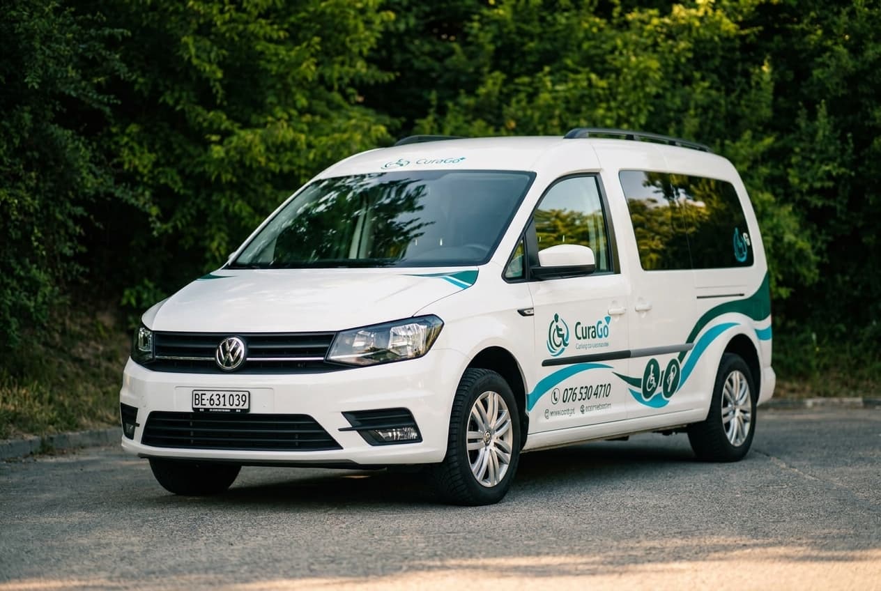 Weisser VW Caddy Maxi von CuraGo, bereit für den Transport